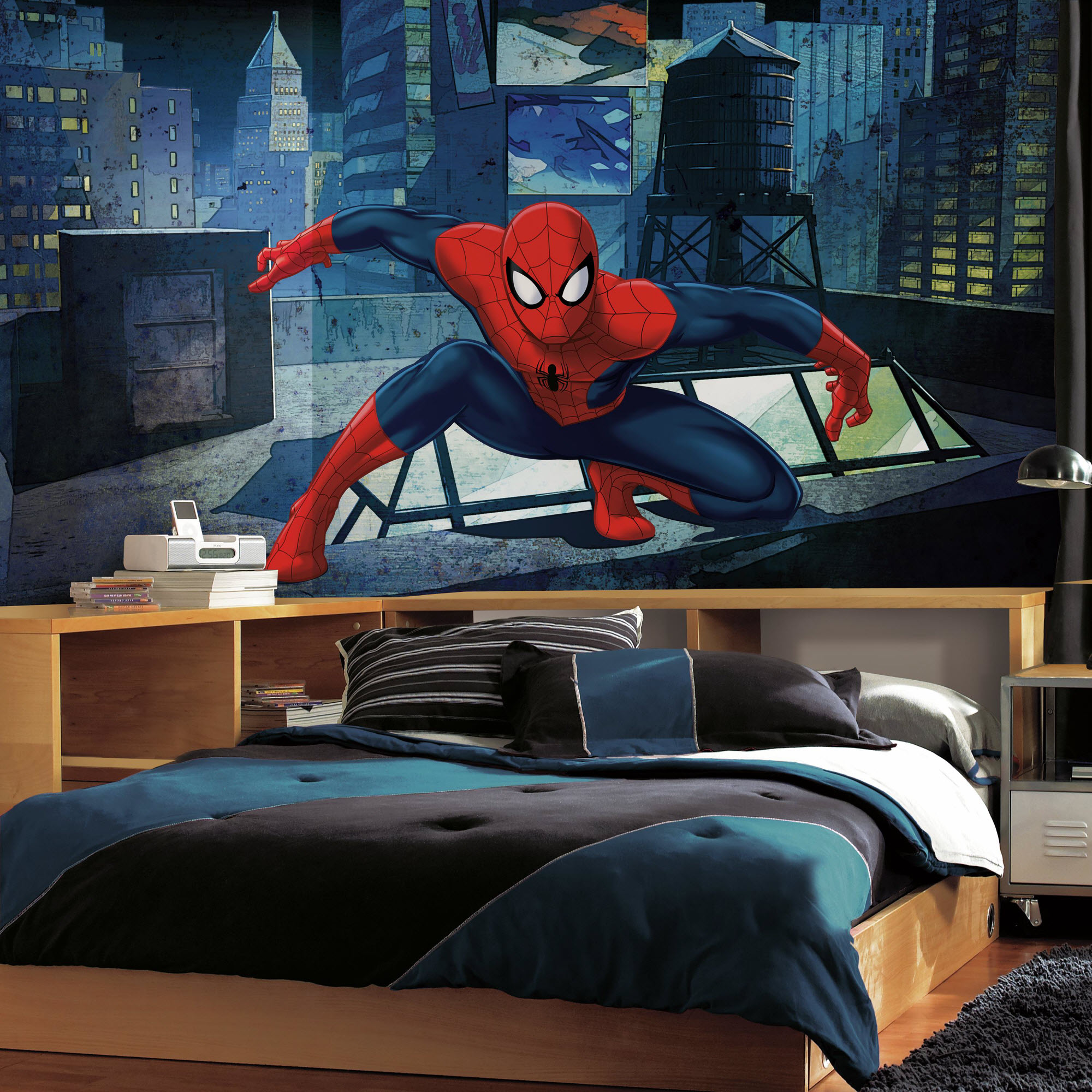 человек паук на кровати